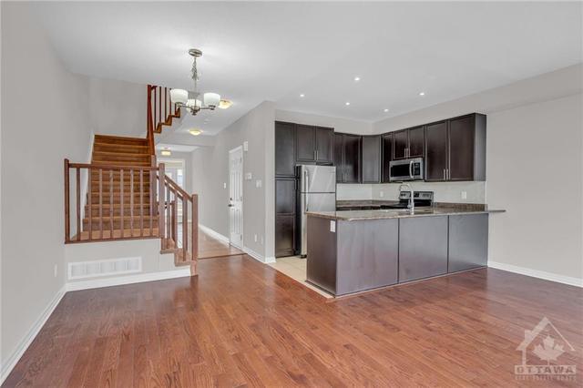 605 Spring Valley Drive, Townhouse with 3 bedrooms, 2 bathrooms and 3 parking in Ottawa ON | Image 8