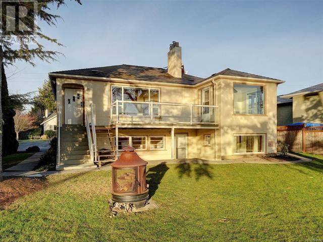 304 Uganda Ave, House detached with 2 bedrooms, 2 bathrooms and 5 parking in Esquimalt BC | Image 8
