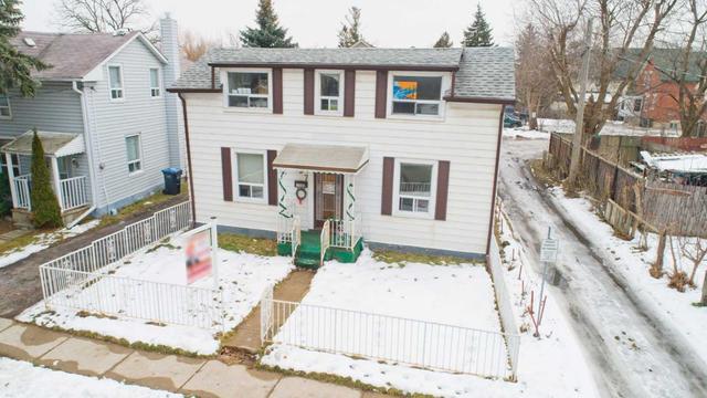 27 Elizabeth St N, House detached with 3 bedrooms, 2 bathrooms and 5 parking in Brampton ON | Image 1