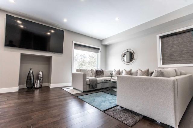 28 Tweedrock Cres, House detached with 4 bedrooms, 3 bathrooms and 4 parking in Toronto ON | Image 6