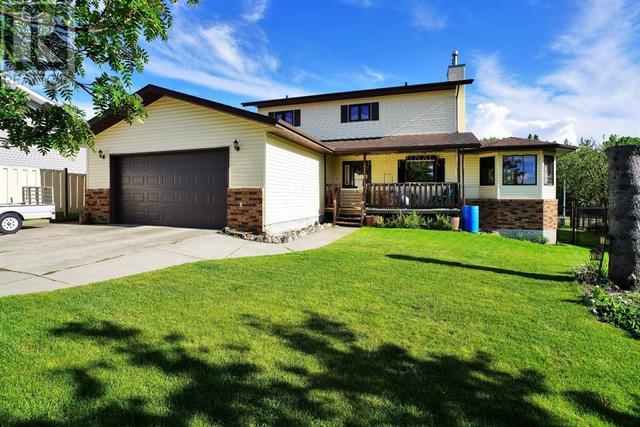 5812 58 Avenue, House detached with 4 bedrooms, 3 bathrooms and 2 parking in Rocky Mountain House AB | Image 1