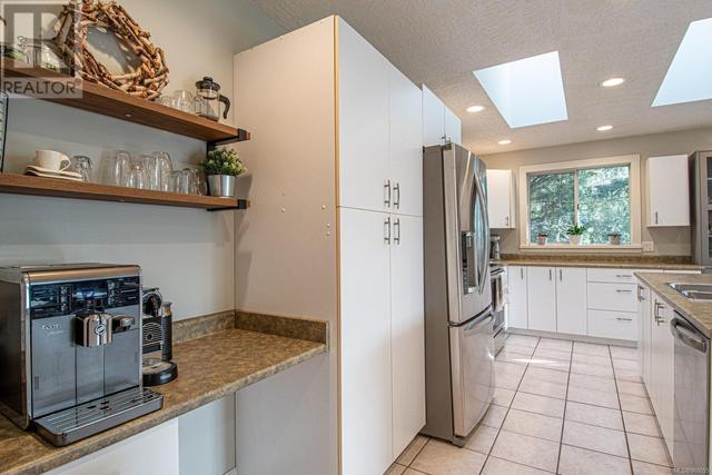 658 Rason Rd, House detached with 5 bedrooms, 4 bathrooms and 5 parking in Langford BC | Image 32
