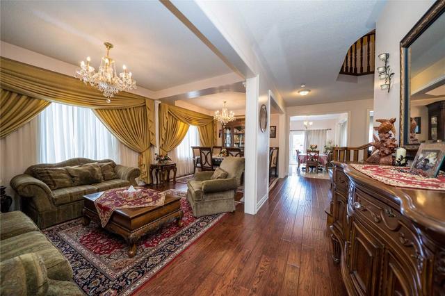 17 Sirius Cres, House detached with 5 bedrooms, 4 bathrooms and 5 parking in Toronto ON | Image 36