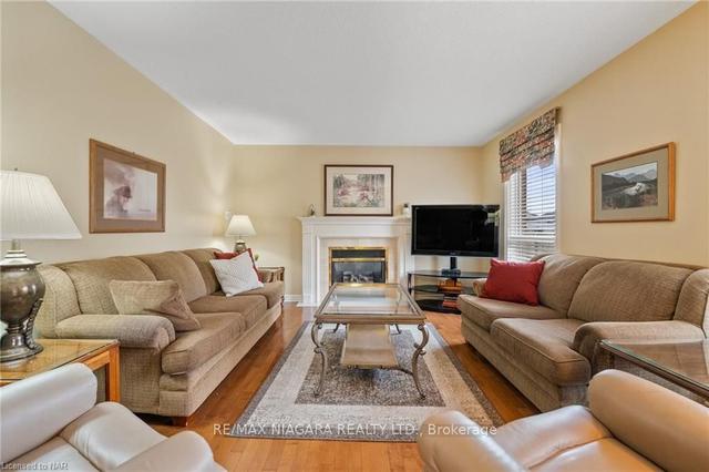 24 Farris Ave, House detached with 3 bedrooms, 2 bathrooms and 4 parking in St. Catharines ON | Image 3