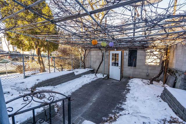 1100 Dundas St W, House semidetached with 6 bedrooms, 2 bathrooms and 4 parking in Toronto ON | Image 11