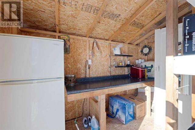 SHED WITH FRIDGE AND BATHROOM | Image 15