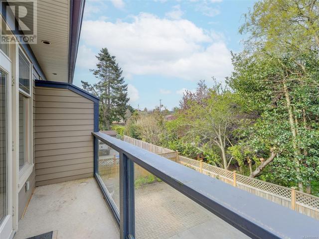 3 - 220 Moss St, Condo with 2 bedrooms, 1 bathrooms and 1 parking in Victoria BC | Image 21