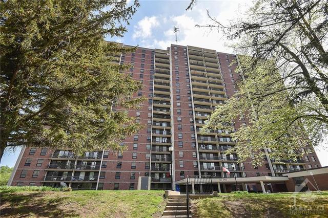 411 - 665 Bathgate Drive, Condo with 3 bedrooms, 2 bathrooms and 1 parking in Ottawa ON | Image 2