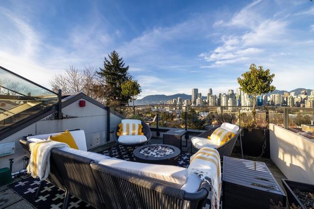1080 W 7th Avenue, House attached with 3 bedrooms, 3 bathrooms and null parking in Vancouver BC | Card Image