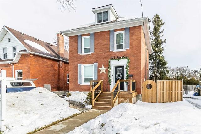 915 Vine St, House detached with 3 bedrooms, 1 bathrooms and 3 parking in Cambridge ON | Image 1