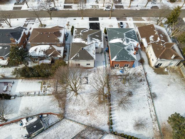 9 Laureleaf Rd S, House detached with 4 bedrooms, 3 bathrooms and 6 parking in Toronto ON | Image 24