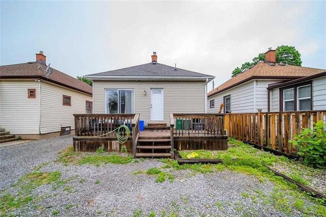 96 Vale Ave, House detached with 2 bedrooms, 1 bathrooms and 2 parking in St. Catharines ON | Image 2