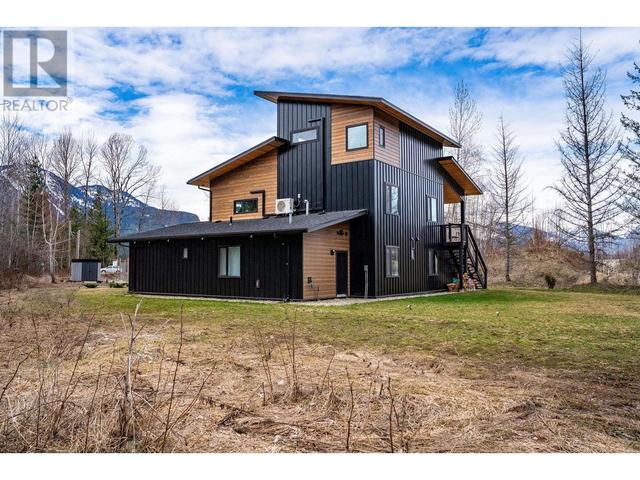 3108 Airport Way, House detached with 8 bedrooms, 7 bathrooms and null parking in Columbia Shuswap B BC | Image 9
