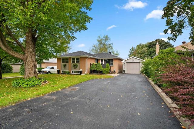 24 Oakley Park Sq, House detached with 3 bedrooms, 2 bathrooms and 6 parking in Barrie ON | Image 1