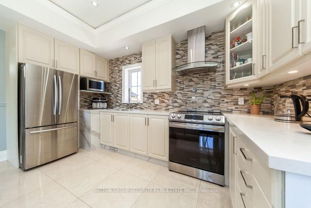 30 Battersea Cres, House detached with 2 bedrooms, 2 bathrooms and 6 parking in Toronto ON | Image 2