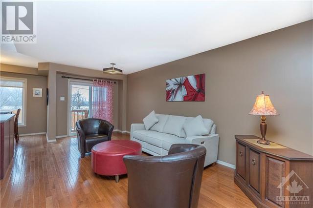 362 Hillsboro Private, Home with 3 bedrooms, 3 bathrooms and 3 parking in Ottawa ON | Image 6