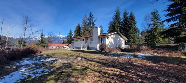 1630 Duthie Street, House detached with 3 bedrooms, 2 bathrooms and 9 parking in Kaslo BC | Image 3