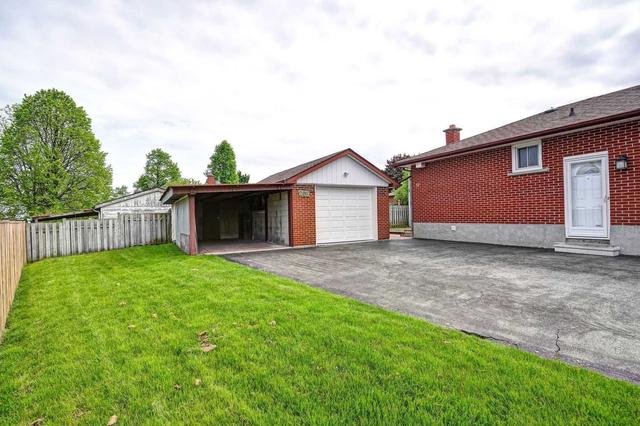 main - 205 Elgin St W, House detached with 3 bedrooms, 1 bathrooms and 3 parking in Oshawa ON | Image 11