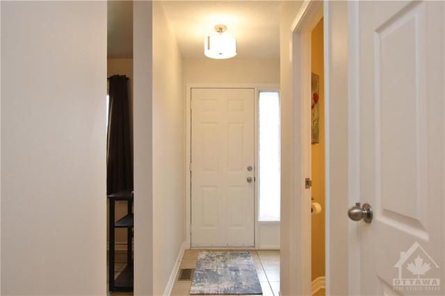 4329 Meadowvale Lane, Townhouse with 3 bedrooms, 2 bathrooms and 1 parking in Ottawa ON | Image 3