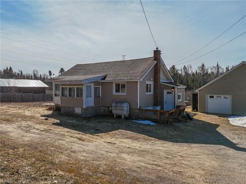 1521 Four Mile Lake Road, House detached with 4 bedrooms, 2 bathrooms and 8 parking in North Bay ON | Card Image