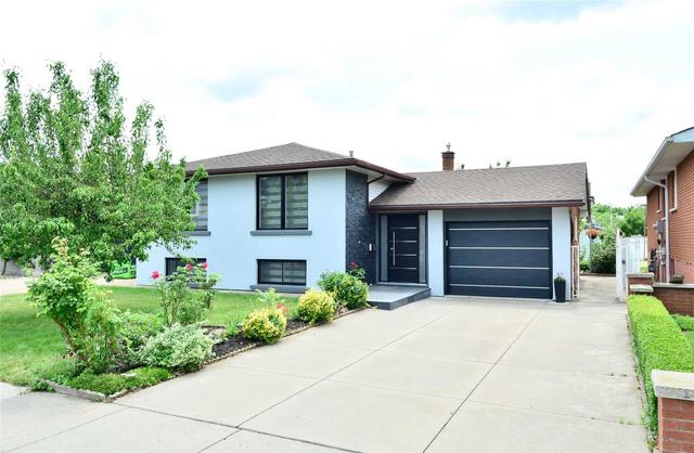 18 Ashwood Crt, House detached with 3 bedrooms, 2 bathrooms and 5 parking in Hamilton ON | Image 1