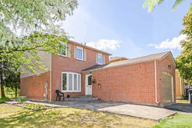 2 Myrtle Crt, House detached with 3 bedrooms, 4 bathrooms and 4 parking in Brampton ON | Image 2