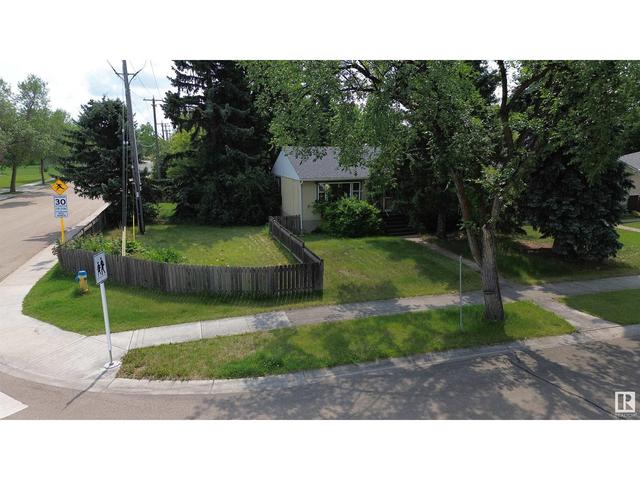 9705 & 9703   68 Av Nw, House detached with 4 bedrooms, 2 bathrooms and null parking in Edmonton AB | Image 9