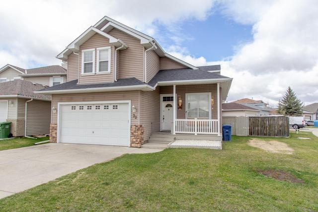 32 Willowbrook Bay Nw, House detached with 3 bedrooms, 2 bathrooms and 4 parking in Airdrie AB | Image 2
