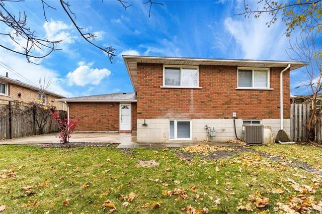 32 Seaton Place Drive N, House detached with 5 bedrooms, 2 bathrooms and 7 parking in Hamilton ON | Image 21