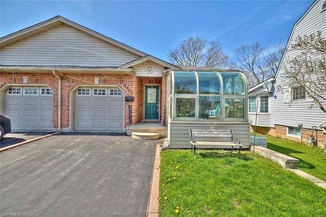 3907 Front St, House attached with 2 bedrooms, 3 bathrooms and 3 parking in Niagara Falls ON | Image 1