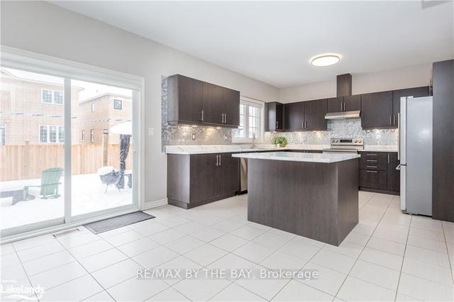 215 Breton St, House detached with 4 bedrooms, 4 bathrooms and 4 parking in Clearview ON | Image 5