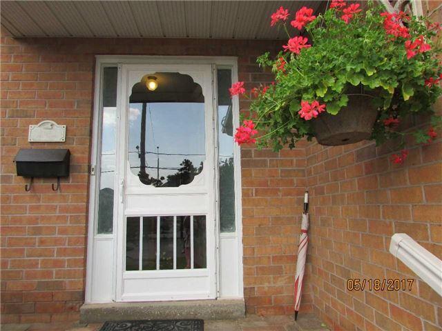21 Farnham Dr, Townhouse with 3 bedrooms, 2 bathrooms and 1 parking in Brampton ON | Image 2