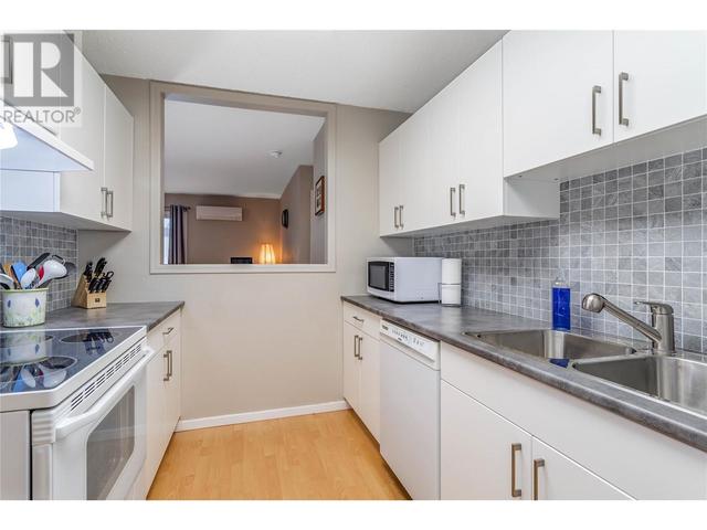 305 - 555 Rowcliffe Avenue, Condo with 2 bedrooms, 2 bathrooms and 1 parking in Kelowna BC | Image 5