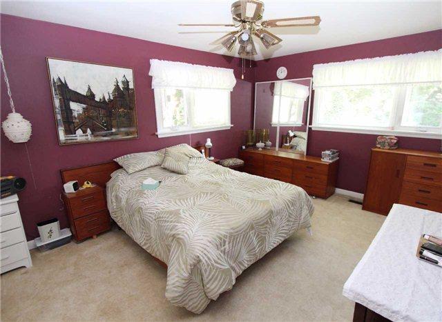 833 Centre St N, House detached with 3 bedrooms, 2 bathrooms and 6 parking in Whitby ON | Image 8