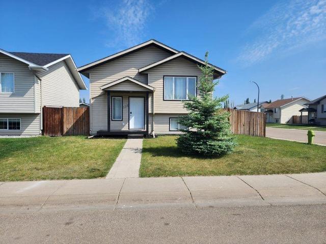 135 Kirkland Close Close, House detached with 3 bedrooms, 2 bathrooms and 5 parking in Red Deer AB | Image 1