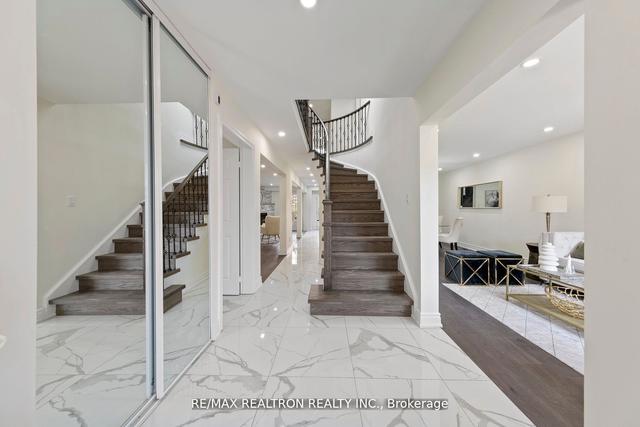 63 Darby Crt, House detached with 5 bedrooms, 4 bathrooms and 5 parking in Toronto ON | Image 3