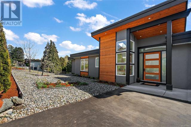 827 Royal Oak Ave, House detached with 6 bedrooms, 6 bathrooms and 5 parking in Saanich BC | Image 2