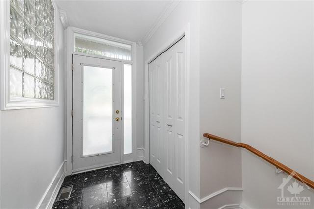 46 Colchester Square, Townhouse with 3 bedrooms, 3 bathrooms and 4 parking in Ottawa ON | Image 4