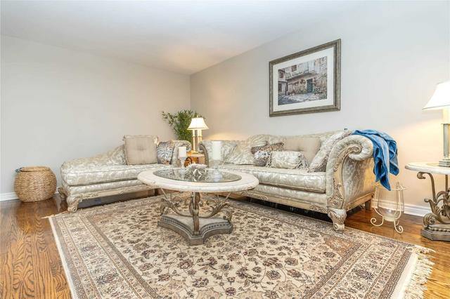 4 Medley Cres, House detached with 3 bedrooms, 2 bathrooms and 4 parking in Toronto ON | Image 2