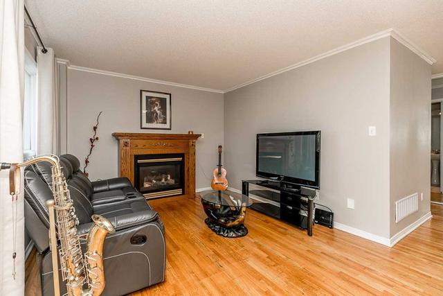 18 Twiss Dr, House detached with 3 bedrooms, 2 bathrooms and 4 parking in Barrie ON | Image 2