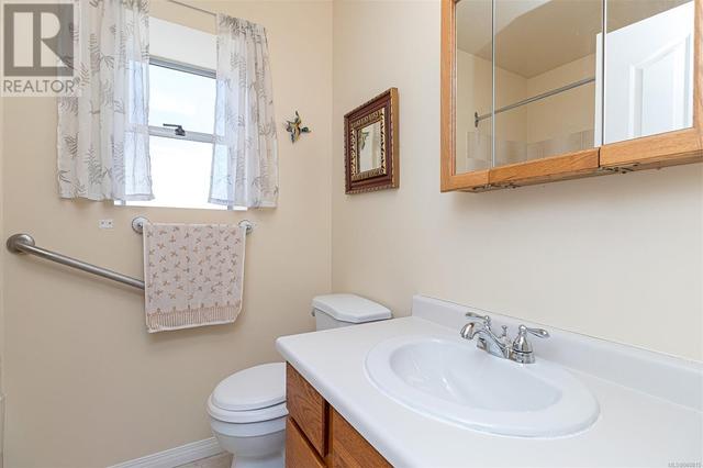 2199 Malaview Ave, House detached with 3 bedrooms, 2 bathrooms and 2 parking in Sidney BC | Image 13