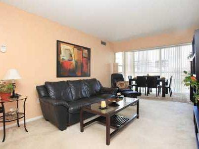404 - 705 King St W, Condo with 2 bedrooms, 1 bathrooms and 1 parking in Toronto ON | Image 2