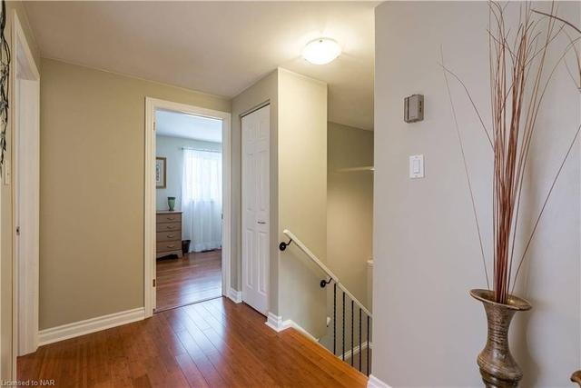 98 Bonham Blvd, House detached with 3 bedrooms, 2 bathrooms and 3 parking in Mississauga ON | Image 16