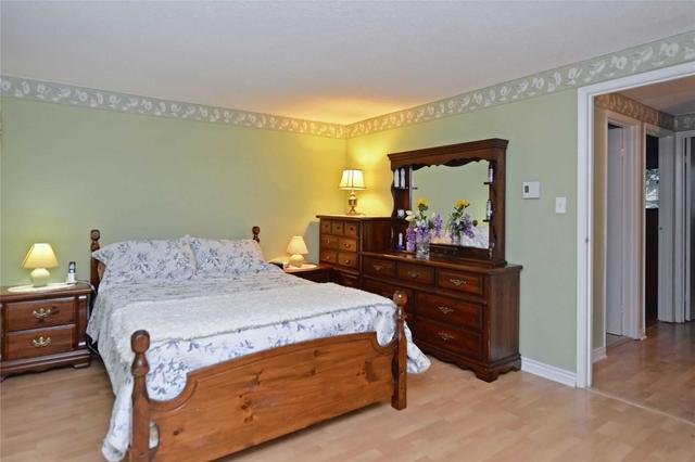 31 - 450 Bristol Cres, Townhouse with 3 bedrooms, 1 bathrooms and 1 parking in Oshawa ON | Image 2