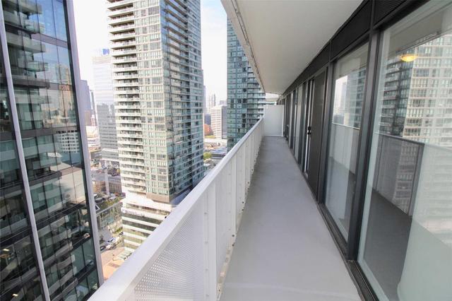 2110 - 100 Harbour St, Condo with 3 bedrooms, 2 bathrooms and 0 parking in Toronto ON | Image 3