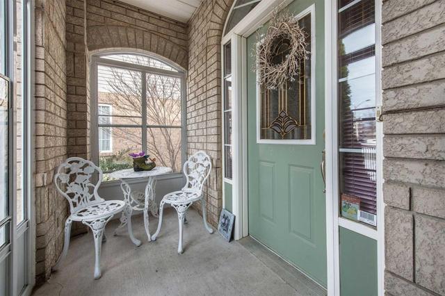 76 Sundridge St, House detached with 2 bedrooms, 2 bathrooms and 4 parking in Brampton ON | Image 2