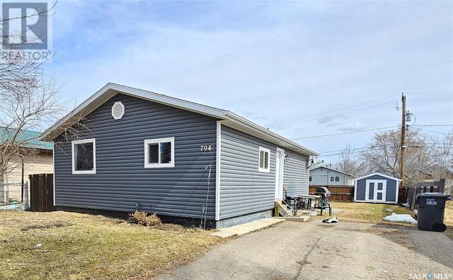 704 1st Street E, House detached with 4 bedrooms, 1 bathrooms and null parking in Meadow Lake SK | Image 1