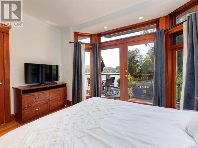 4817 Prospect Lake Rd, House detached with 2 bedrooms, 3 bathrooms and 2 parking in Saanich BC | Image 15