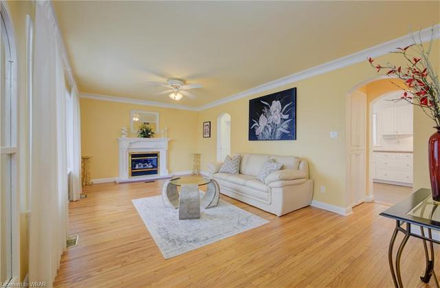 1747 Queenston Road, House detached with 4 bedrooms, 3 bathrooms and 4 parking in Cambridge ON | Image 3