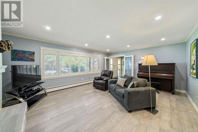763 Helvetia Cres, House detached with 4 bedrooms, 3 bathrooms and 4 parking in Saanich BC | Image 6